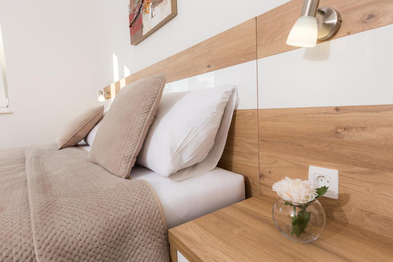 Apartmani Villa Paulo Starigrad Paklenica Exterior foto